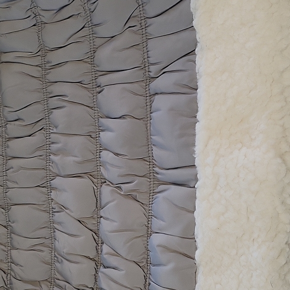 LIKE NEW! CALVIN KLEIN GREY WITH FLEECE TRIM VEST WOMEN'S LARGE - Picture 10 of 12